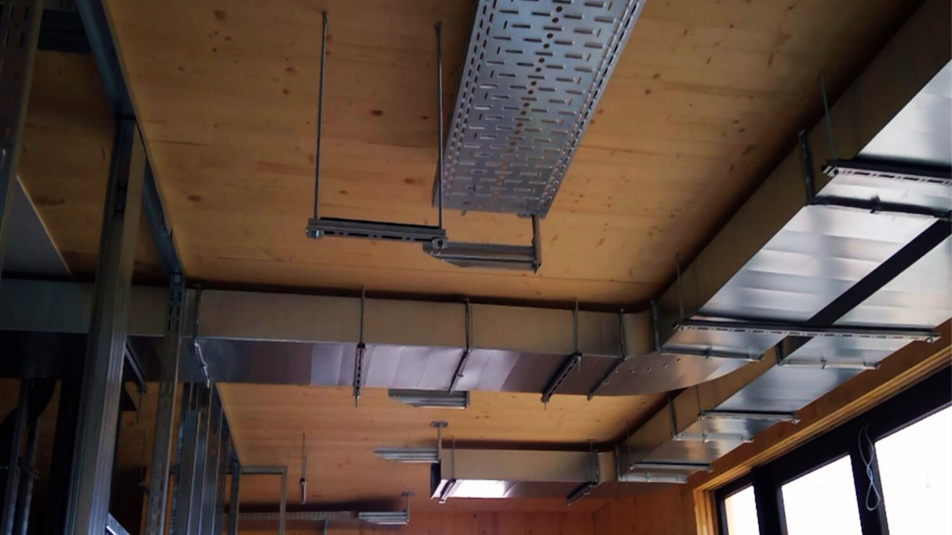 Bild: Lüftungsrohre an der Decke
